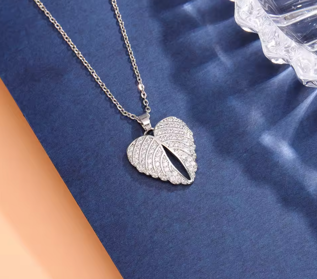 Luxury Clover Pendant Stainless Steel Sweater Chain Necklace for Women