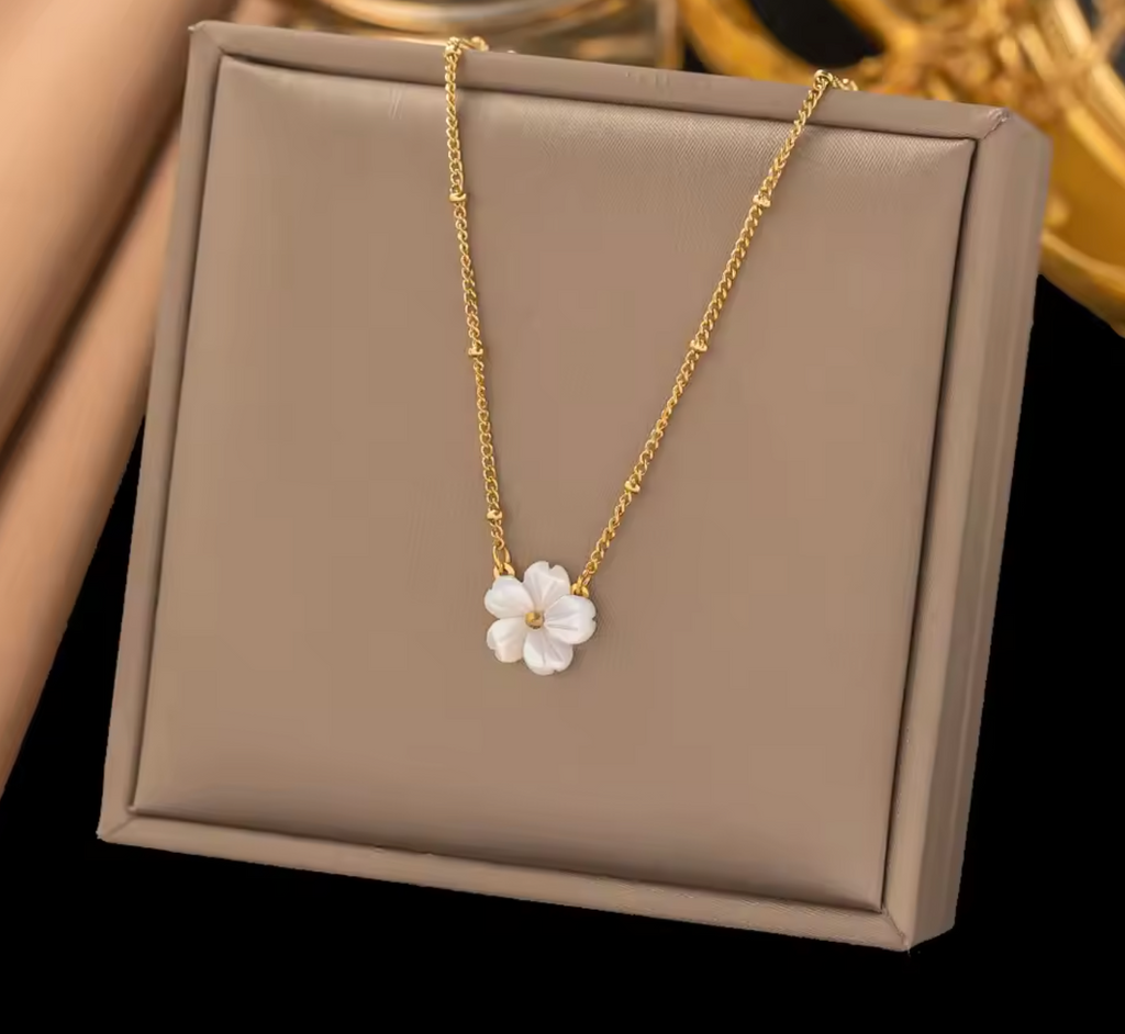 Cute Shell Flower Gold Color Clavicle Necklace for Women