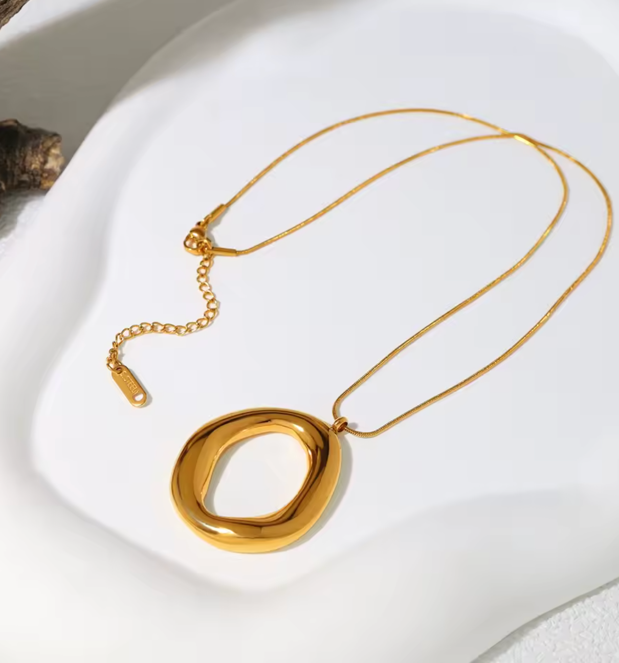 18K Gold-Plated Stainless Steel Irregular Pendant Snake Bone Chain Necklace for Women